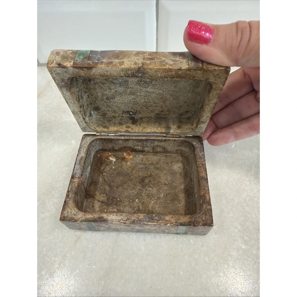 Vintage, Soapstone Trinket Box, Mother‎ of Pearl Floral Inlay And Brass Trim 004